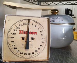 lot 338 image: VINTAGE HANSON KITCHEN SCALE AND COVERED POT AS SHOWN.