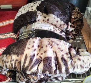 lot 347 image: NEW MICRO MINK THROW BLANKET AS SHOWN.