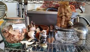lot 352 image: LOT OF HOME DECOR AS SHOWN.