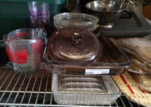 lot 365 image: GLASS OVENWARE DISHES AND MEASURING CUPS AS SHOWN.