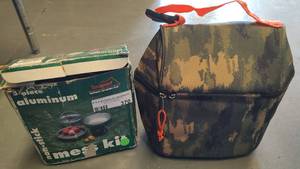 lot 370 image: ALUMINUM CAMPING DISH KIT AND LUNCH BAG AS SHOWN.
