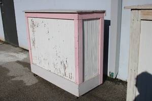 lot 8 image: Portable Bar on wheels 48W x 22.5D x 45.5H