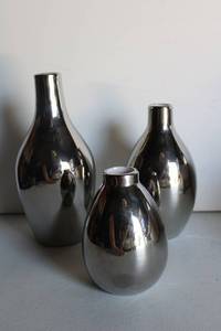 lot 50 image: (16) 3-piece Silver Metallic vase sets