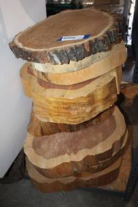 lot 122 image: Wood trunk slices - 2 to 5 thick approx. 16 wide