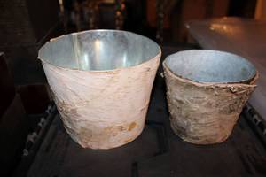 lot 131 image: Bark covered buckets - 5x5 to 7x6 mixed sizes