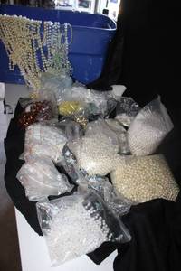 lot 317 image: Generous amount of beads and garland