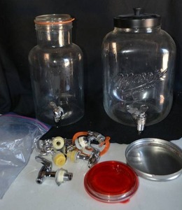 lot 287 image: Clear mason jar drink dispensers with extra parts