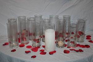 lot 293 image: (14)Clear vases, (1)white glittery vase and flower petals