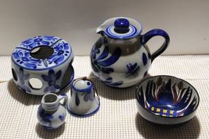 lot 22 image: Blue and White Asian Home Dcor as Pictured