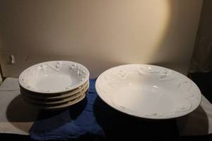lot 26 image: Patrizi for Willam Sonoma Made in Italy PastaSalad Bowl Set