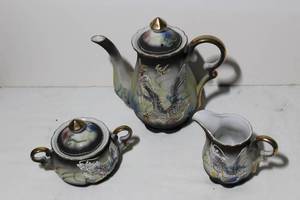 lot 35 image: Moriage Dragonware Tea Set, Ucagco UCA56 Teapot, Creamer and Sugar