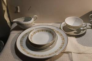 lot 37 image: Sheffield Fine China Imperial Gold Pattern, 43 pc. Set as Shown