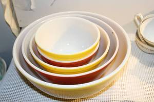 lot 38 image: Pyrex Mixing Bowls, Small, Medium, and Large  5 in Total