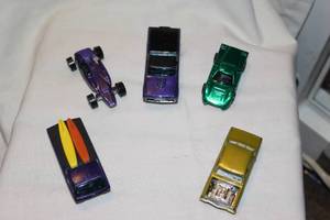 lot 40 image: Vintage 1967-68 Collectors Hotwheels with red line wheels, These are in very good condition and have very little signs of usage