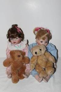 lot 61 image: Vintage Ashton Drake Porcelain Dolls, Hannah and Kaitlyn, Excellent Condition