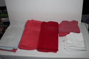 lot 83 image: Quantity of Hand Towels and Wash Cloths in colors as shown in pictures