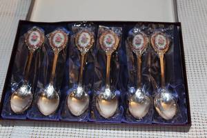 lot 55 image: Silver Toned with Porclain Flower Small Spoon Set (6) Made in Korea in Orginial Box Never Used