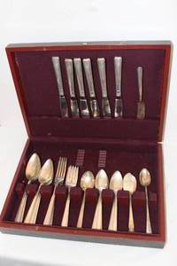 lot 119 image: Silver Plate Flatware in Box, 1881 WM Rodgers Oneida