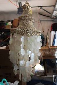 lot 120 image: Vintage White Capiz Shell Wind Chime