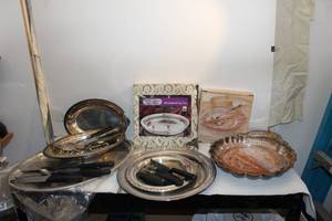 lot 137 image: Silverplated serving trays and other home decor items