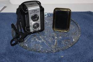 lot 146 image: Vintage Argus Seventy-Five Camera and 2x3 Photo Frame, Star of David Platter