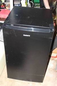 lot 186 image: Galanz Dorrm Size Refrigerator, Owner Stated this works, was used for Mom In retirement Home