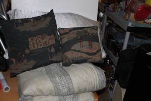 lot 189 image: Comforter Pillow and Throw Pillows Twin Size