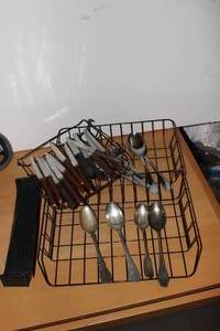 lot 193 image: Misc Flatware and Knives