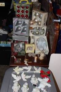 lot 225 image: Christmas Decor