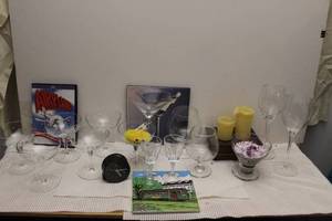 lot 235 image: Glasses and other decor items