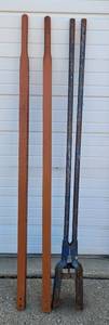 lot 31 image: POST HOLE DIGGER AND EXTRA HANDLES AS SHOWN.