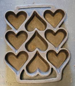 lot 71 image: CAST IRON BAKING PAN AS SHOWN.