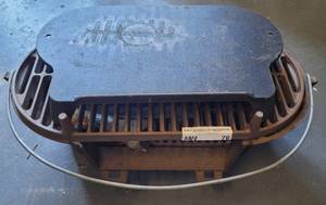lot 76 image: LODGE HIBACHI STYLE CAST IRON GRILL AS SHOWN.