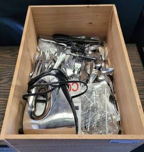 lot 83 image: WOODEN CRATE WITH ASSORTED KITCHEN UTENSILS AS SHOWN. NICE MIXED LOT