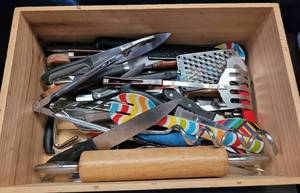 lot 91 image: WOODEN CRATE WITH ASSORTED KITCHEN UTENSILS AS SHOWN. NICE MIXED LOT