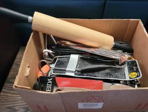 lot 94 image: BOX WITH ASSORTED KITCHEN UTENSILS AS SHOWN. NICE MIXED LOT