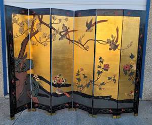 lot 100 image: LARGE SIZE DOUBLE-SIDED ROOM DIVIDER WITH CARVED-STYLE DESIGN AS SHOWN. CHECK IT OUT