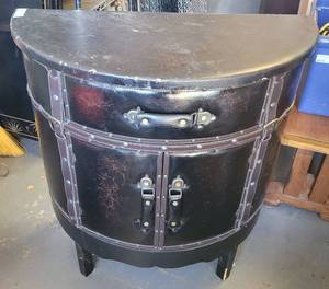 lot 114 image: VINTAGE STYLE SIDE TABLE IN STYLECOLOR SHOWN.