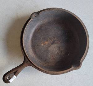 lot 197 image: CAST IRON SKILLET AS SHOWN.