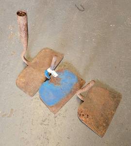 lot 213 image: VINTAGE GARDEN HOES AS SHOWN.
