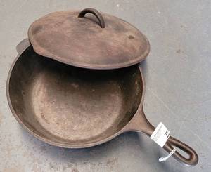 lot 231 image: LODGE CAST IRON SKILLET WITH LID AS SHOWN.