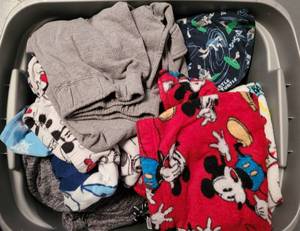 lot 262 image: CONTAINER LOT OF ASSORTED CLOTHING AS SHOWN.