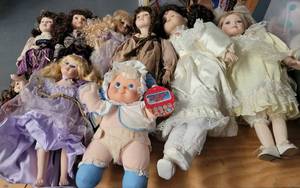 lot 273 image: LOT OF ASSORTED CERAMIC DOLLS AS SHOWN.