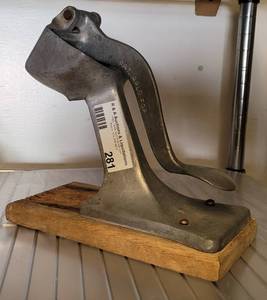 lot 281 image: VINTAGE ORANGELEMON SQUEEZER AS SHOWN.
