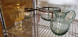 lot 282 image: DECORATIVE GLASS ITEMS AS SHOWN.