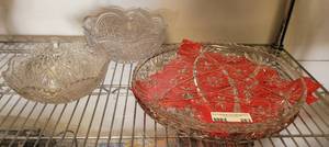 lot 283 image: GLASS PLATTERS AND DISHES AS SHOWN.