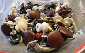 lot 323 image: ASSORTED DOOR KNOBS AS SHOWN.