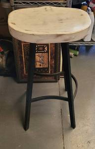 lot 338 image: SWIVELING STOOL AS SHOWN.