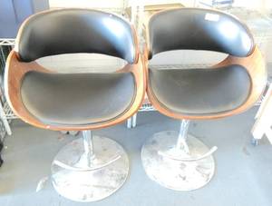 lot 20 image: (2) COASTER FURNITURE ADJUSTABLE HEIGHT CHAIRSSTOOLS IN STYLECOLOR SHOWN. (SOLD 2 X THE MONEY)
