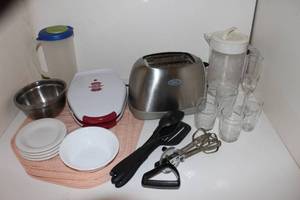 lot 8 image: Breakfast Lot Proctor Silex Waffle Iron, Oster Toaster, Corell Bowls, and still even MORE .. See photos